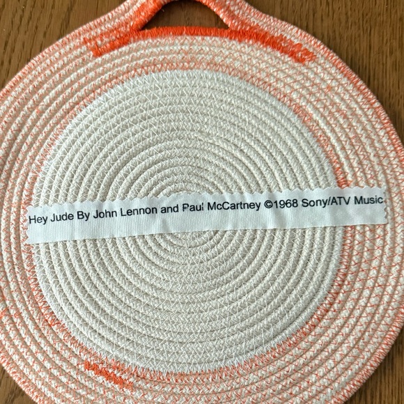 Trivet & small basket ‘Hey Jude' theme fabric - Picture 2 of 7